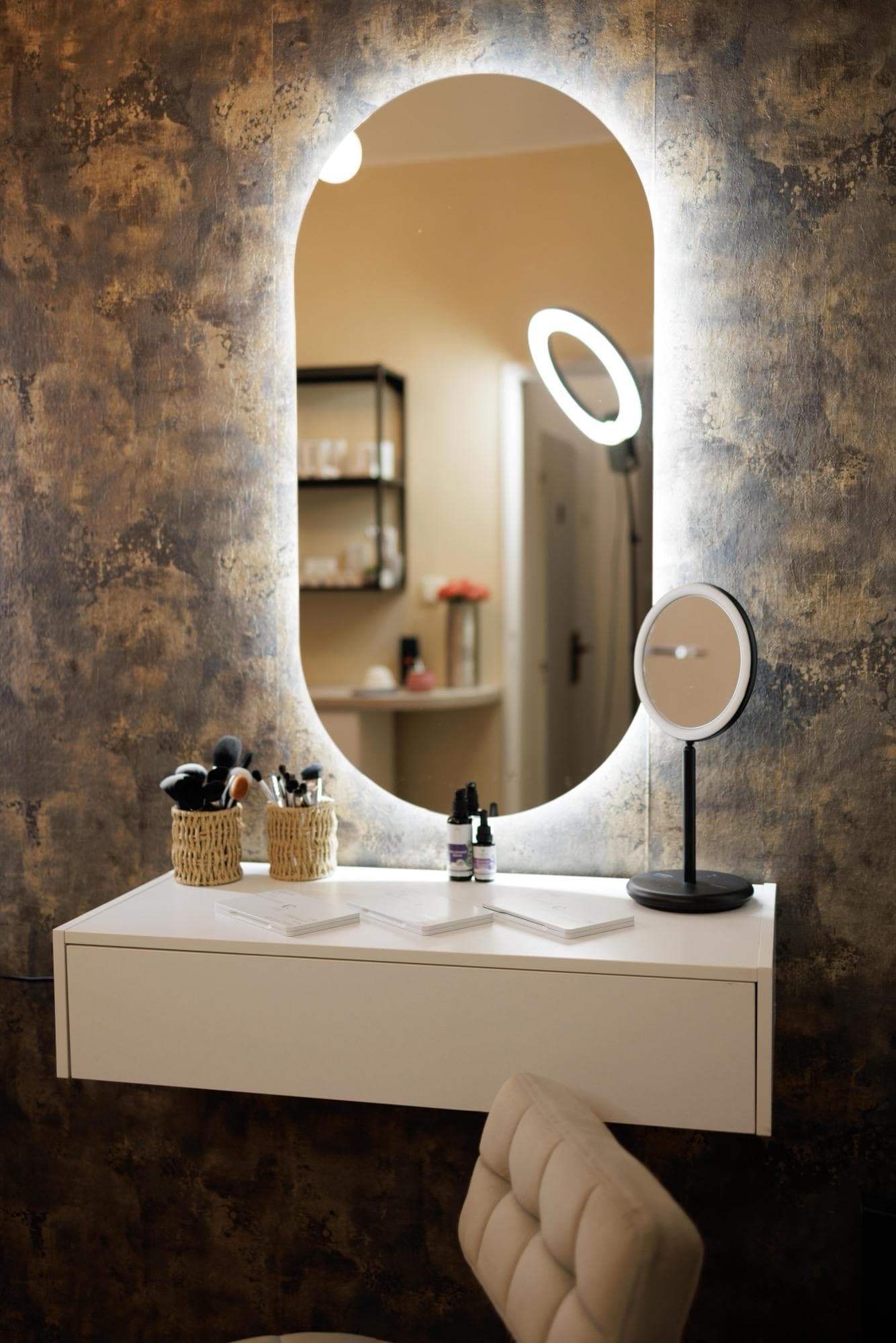 Zrcadlo a štětce v salonu Eva Makeup